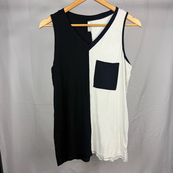 Magic Fit Tops - Black & white color block tank size Medium